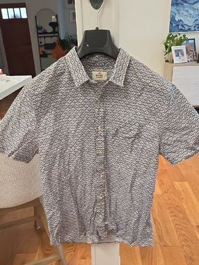 Marine Layer Men's "Medium/Large" Blue Wave-Print Short Sleeve Button-Up Shirt